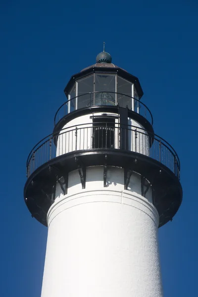 青い空を背景に白い灯台の頂上 — ストック写真
