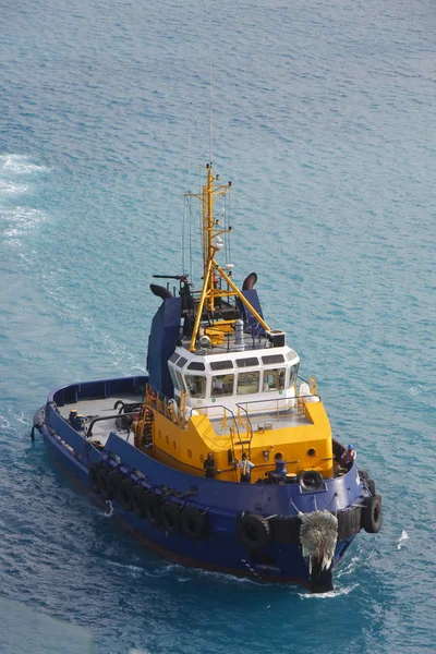 Tugboat jaune et bleu dans Aqua Water — Photo