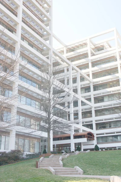 Moderne witte terrasvormige kantoorgebouw — Stockfoto