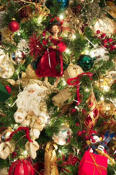 Vánoční strom zdobí santas a panenky — Stock fotografie