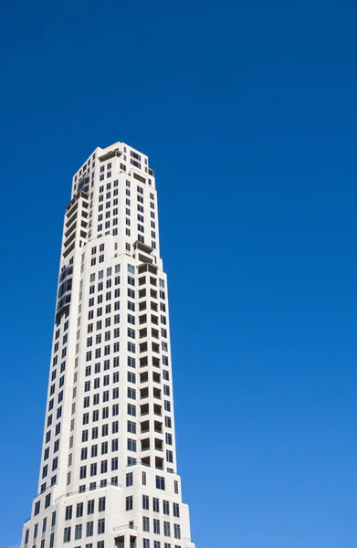Klasyczny biały biuro wieża sam w niebo — Zdjęcie stockowe