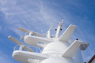 bir seyahat gemisinde beyaz radar kulesi