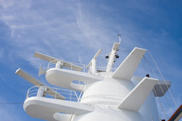 Torre de radar branco em um navio de cruzeiro — Fotografia de Stock