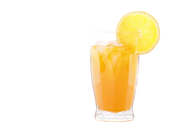 Glas van oranje soda met segment van Oranje op rand — Stockfoto