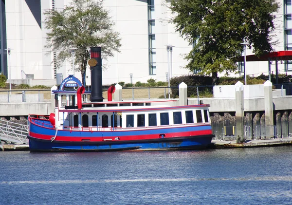 Ferry rojo blanco y azul en Blue River —  Fotos de Stock