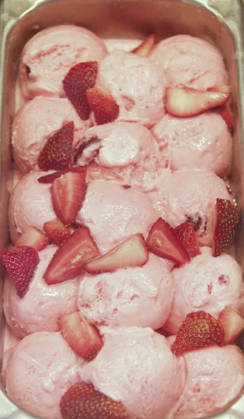 Свіже полуничне морозиво з ягодами — стокове фото