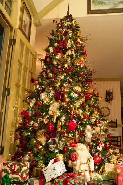 サンタと飾られたクリスマス ツリーの下のプレゼント — ストック写真