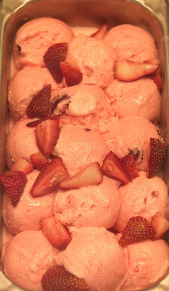 Čerstvé jahodová zmrzlina s ovocem — Stock fotografie