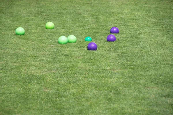 カットの緑の草に青と緑のボッチェ ボール — ストック写真