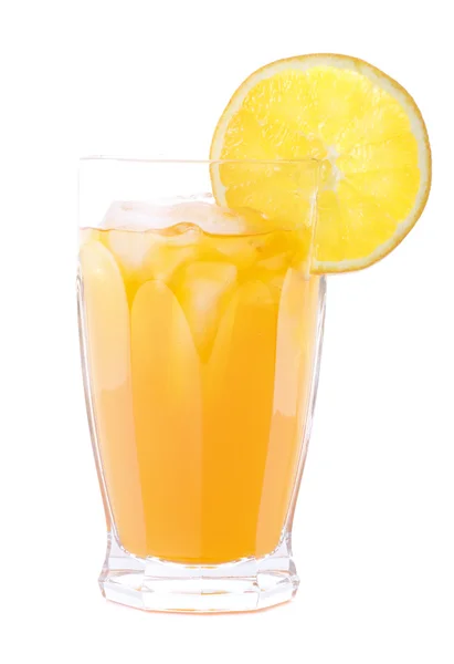 Ποτήρι χυμό πορτοκαλιού στον πάγο με φέτα πορτοκάλι στο χείλος — Φωτογραφία Αρχείου