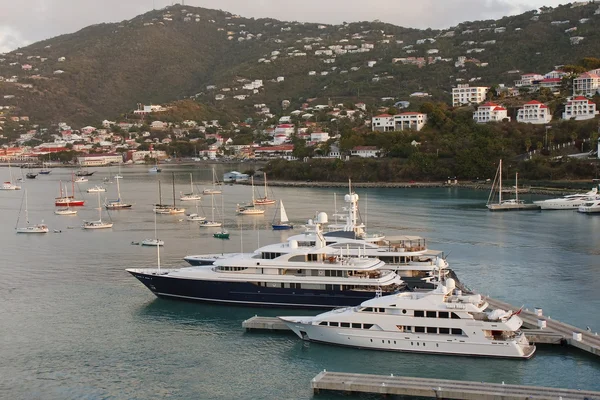 Luxury Yachts in St. Thomas Bay — ストック写真