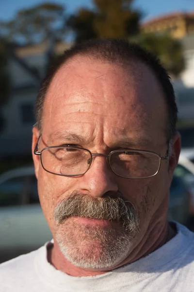 Homem mais velho com barba cinza e bigode usando óculos — Fotografia de Stock