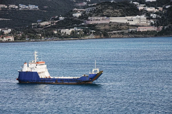 Blauwe en witte vrachtschip in een blauwe bay — Stockfoto