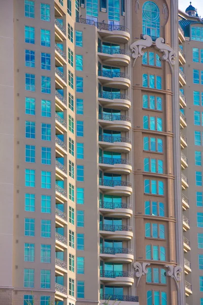 Modern lüks konut kule üzerinde balkon — Stok fotoğraf
