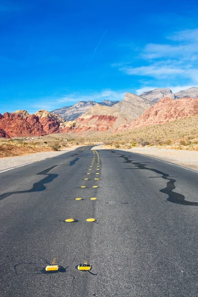 Asphalt Highway Disappearing into Desert Mountains — Stock Photo, Image