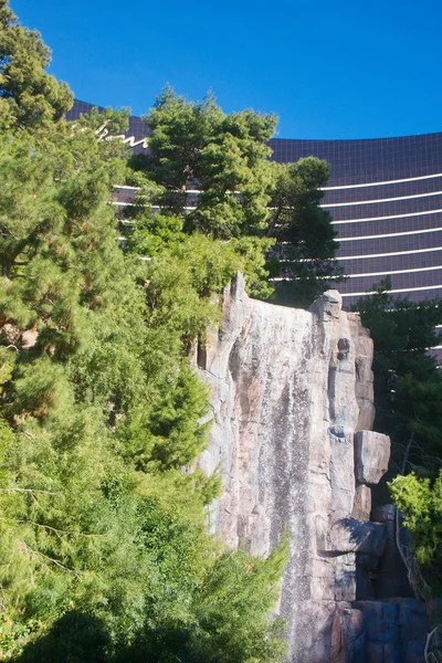 滝の高級ホテルの前で木 — ストック写真