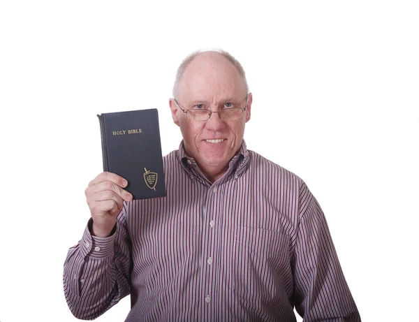 Hombre mayor con camisa a rayas sosteniendo la vieja Biblia maltratada —  Fotos de Stock