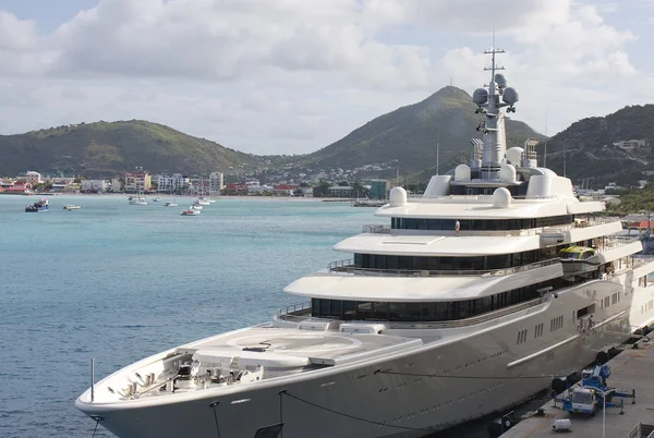 Enorme luxe prive-jacht — Stockfoto