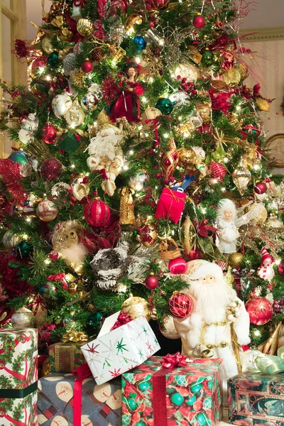 Muitos presentes sob árvore decorada personalizada — Fotografia de Stock