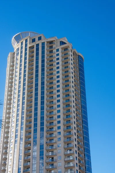 高层豪华公寓带阳台在蓝蓝的天空 — 图库照片
