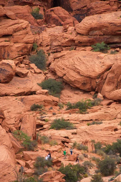 Rote Felsschluchtenwände mit unten — Stockfoto