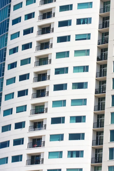 Balkonger på Lägenhet torn på vinkel — Stockfoto
