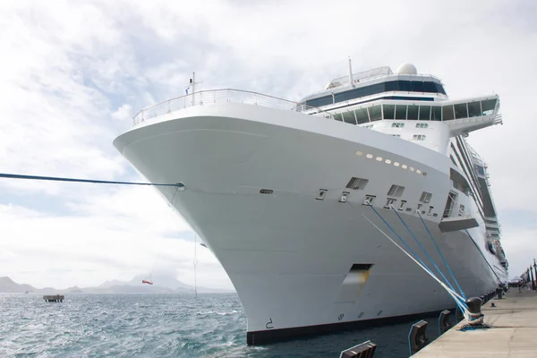 Masivní bílá výletní loď vázána na patník na molu — Stock fotografie