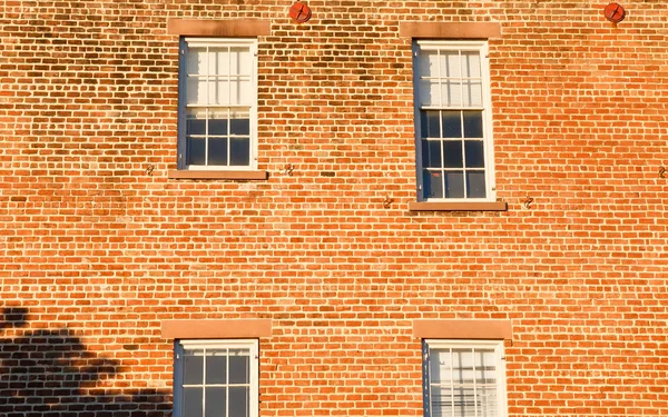 Régi tégla fal a reggeli fényben a régi windows — Stock Fotó