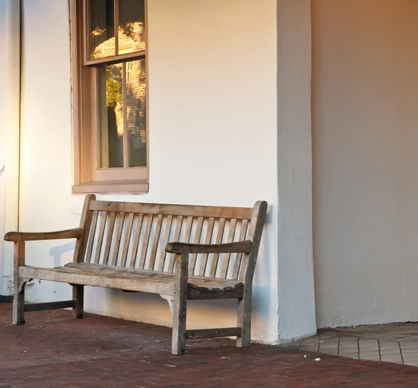 Staré prázdné dřevěné lavice na chodníku — Stock fotografie