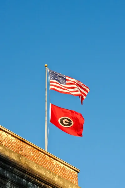 Amerikai és a university of georgia zászlók a régi tégla épület — Stock Fotó