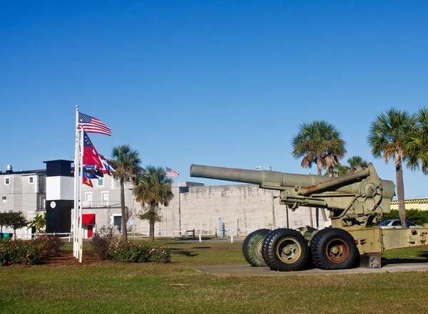 Old Howitzer at Fort with Flags — Stock Photo, Image