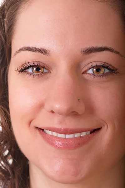 Close-up of young woman smiling with bright eyes — Stock Photo, Image