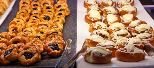 Blueberry Pastries and Cinnamon Rolls — Stock Photo, Image