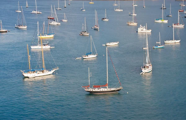 许多空帆船停泊在平静的蓝色海湾 — 图库照片