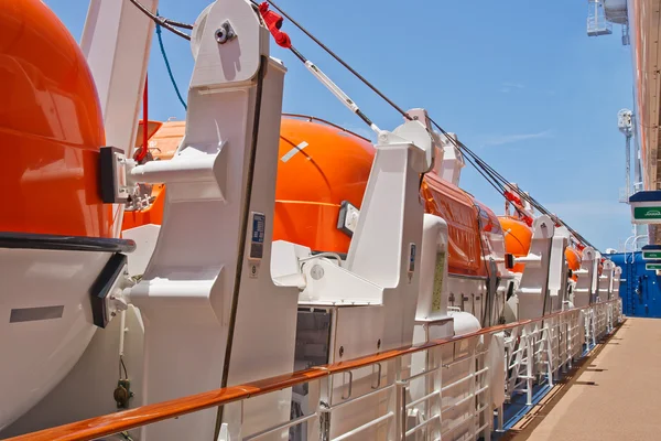 Wiersz pomarańczowy ratunkowych przez pokład statek wycieczkowy — Zdjęcie stockowe