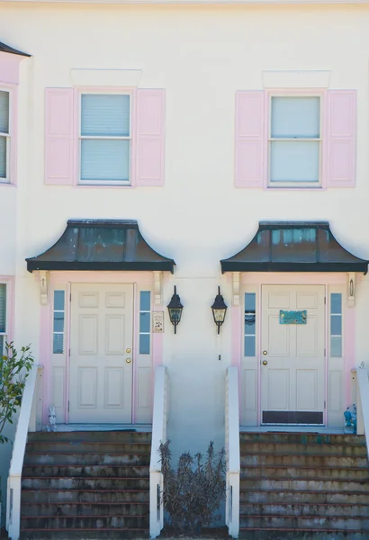 两个粉红色的灰泥公寓 — 图库照片
