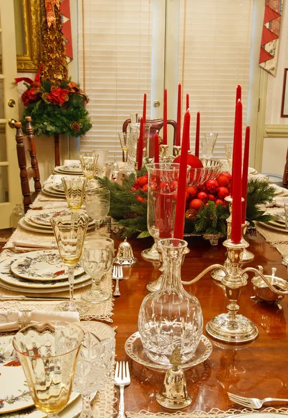 Formeller Esstisch für Weihnachten gedeckt — Stockfoto