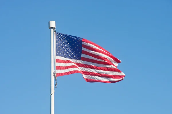 Αμερικανική σημαία που φυσάει ο άνεμος το κοντάρι σημαίας — Φωτογραφία Αρχείου