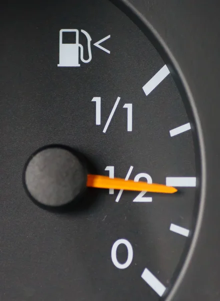 Yarısı dolu gösterilen benzin göstergesi — Stok fotoğraf