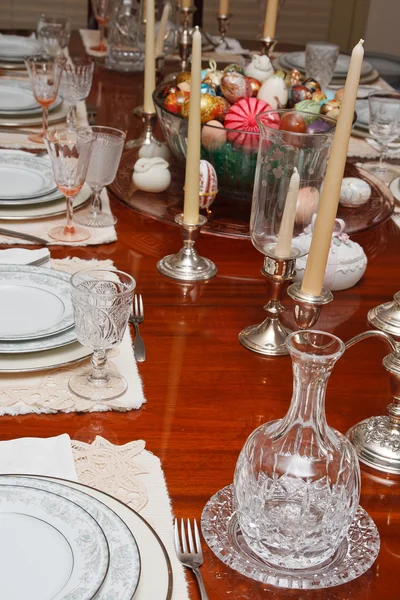 Festlicher Tisch zu Ostern gedeckt — Stockfoto