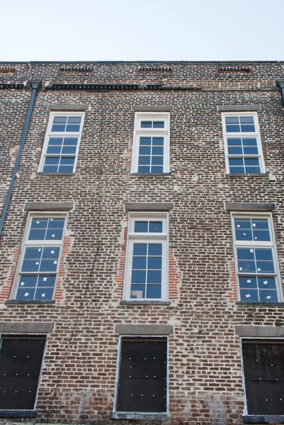 Yeni cam pencereler eski tuğla duvar — Stok fotoğraf