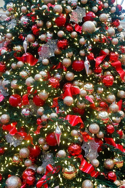 Decorations and Ornaments on Huge Christmas Tree — Stock Photo, Image
