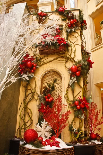 Κόκκινο λευκό και πράσινο διακοσμήσεις Χριστουγέννων στην οικοδόμηση των εσωτερικών — Φωτογραφία Αρχείου