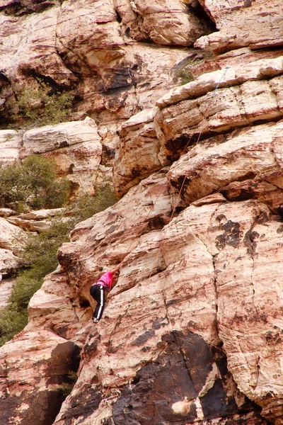 Kobieta ściana wspinaczkowa kanion — Zdjęcie stockowe