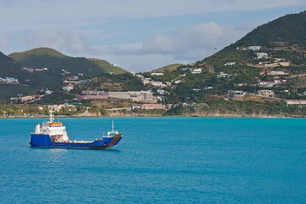 Leerer blauer Frachter ankert in tropischer Bucht — Stockfoto