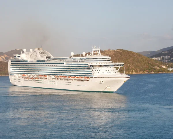 Enorme luxe cruise schip in de baai van st. thomas — Stockfoto