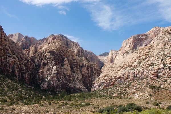 Woestijn bergen stijgen in de blauwe hemel — Stockfoto