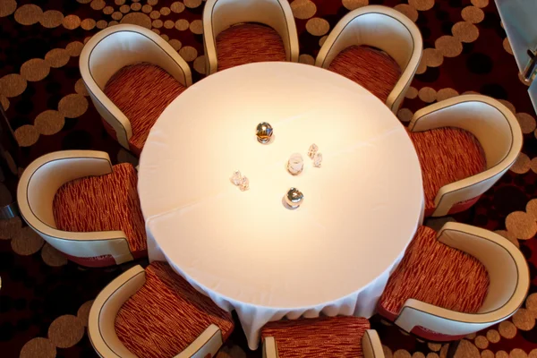 Mesa redonda con mantel de lino — Foto de Stock