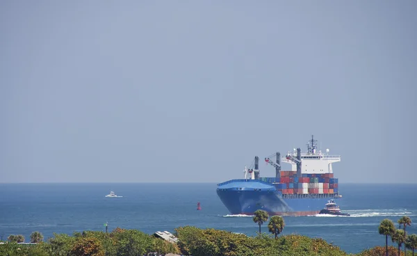 Laddade fraktbåten kommer i hamn — Stockfoto