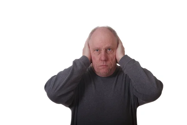 Παλαιότερη άνθρωπος balding σε γκρι πουκάμισο με τα χέρια πάνω από τα αυτιά — Φωτογραφία Αρχείου